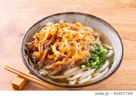 美味しそうなかき揚げうどん 美味しそうなかき揚げうどん 93907709