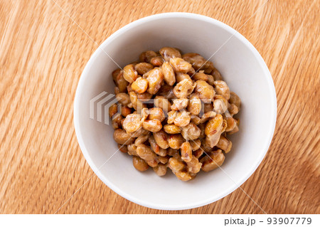 朝食に納豆を食べる 朝食に納豆を食べる 93907779