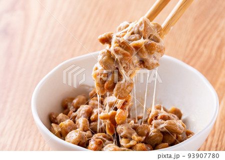 朝食に納豆を食べる 朝食に納豆を食べる 93907780