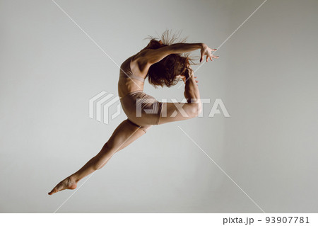 Young woman dancer dancing high heels dance jumping leg-split Young woman dancer dancing high heels dance jumping leg-split 93907781