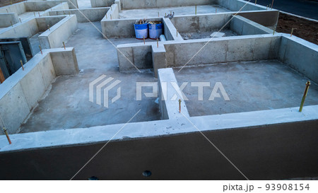 新築一戸建ての基礎工事 93908154