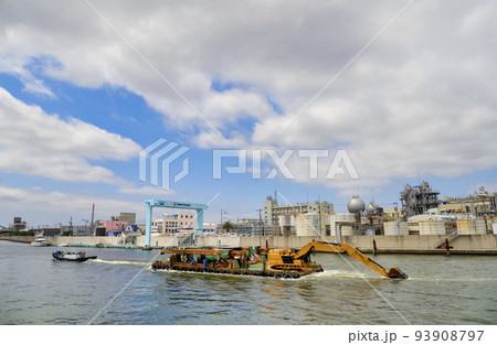 曳航される浚渫船 曳航される浚渫船 93908797