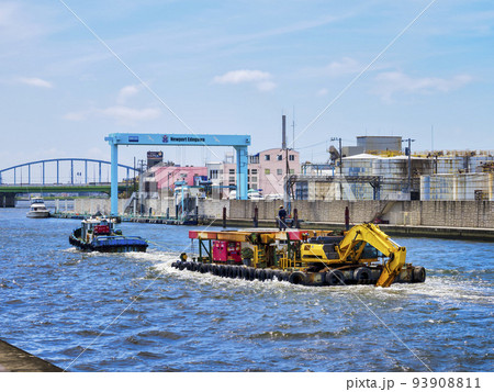 曳航される浚渫船 曳航される浚渫船 93908811