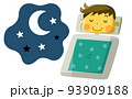 夜布団で眠っている男の子 93909188