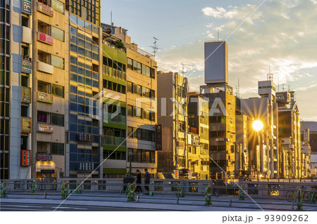 大阪ミナミ 道頓堀橋からの夕景 黄金色に照らされたビル 大阪ミナミ 道頓堀橋からの夕景 黄金色に照らされたビル 93909262