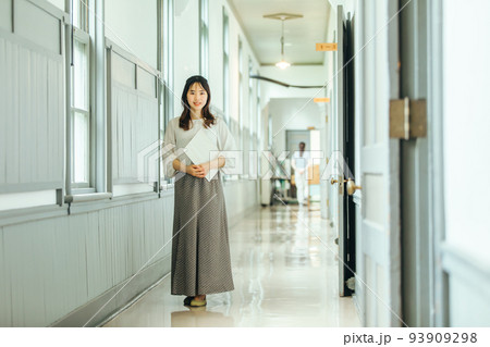 学校の廊下に立つ女性 hall 学校の廊下に立つ女性 hall 93909298