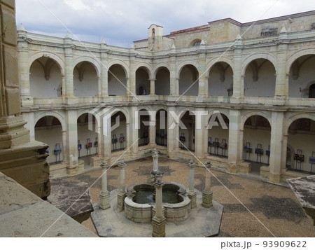 メキシコ合衆国　オアハカ　オアハカ文化博物館　パティオ 93909622