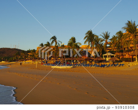 メキシコ合衆国 ウアトゥルコ 太平洋側のビーチ メキシコ合衆国 ウアトゥルコ 太平洋側のビーチ 93910308