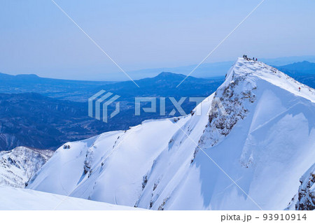 冬の谷川岳山頂(オキノ耳)付近からトマノ耳山頂のスキーヤーと西黒尾根のシュプールを見る 93910914