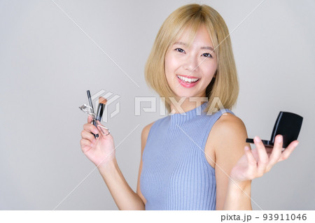 メイクアップアーティストの女性 メイクアップアーティストの女性 93911046