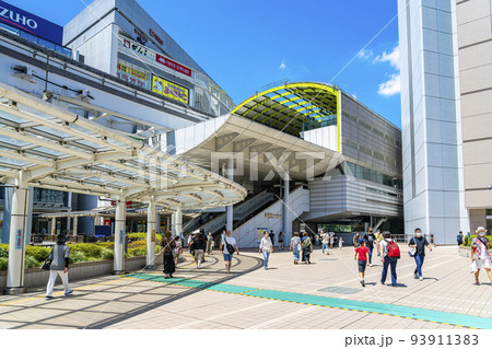 【東京都】青空が広がる多摩都市モノレール線の立川北駅 【東京都】青空が広がる多摩都市モノレール線の立川北駅 93911383