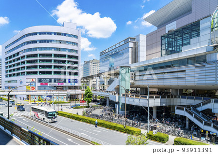 【東京都】綺麗な青空が広がる立川駅周辺の街並み 93911391
