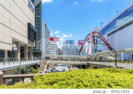 【東京都】綺麗な青空が広がる立川駅の北口 93911402