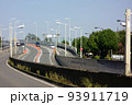 郊外幹線道路の素敵なデザインのバイパス道路 93911719