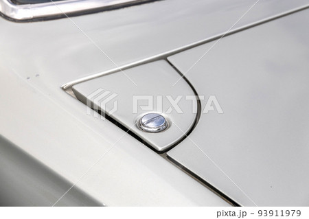 古い車の給油口　OIL FILLER PORT DEVICE of my car 93911979