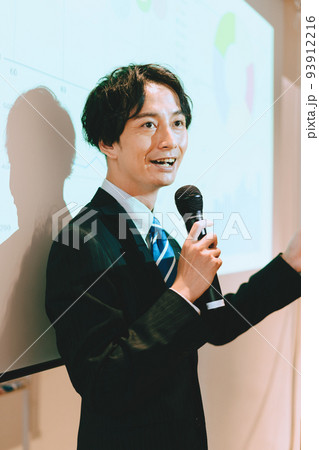 プレゼンテーションをするビジネスマン、ビジネスシーン、プロジェクター 93912216