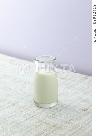 びんに入った牛乳 縦 びんに入った牛乳 縦 93912418