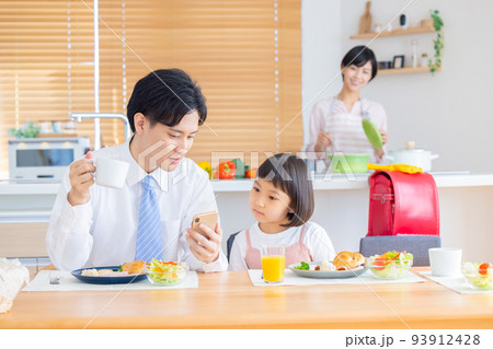 ファミリーイメージ　朝食を食べる家族　 93912428