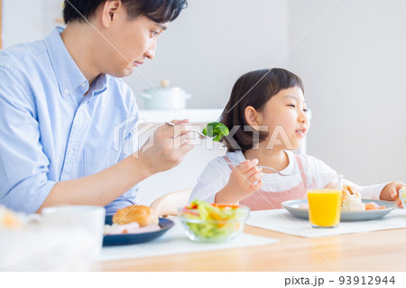 ファミリーイメージ 朝食を食べる家族 ファミリーイメージ 朝食を食べる家族 93912944