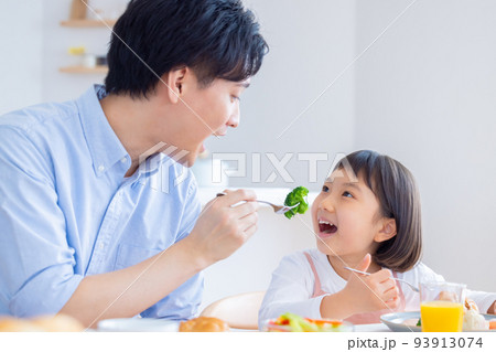 ファミリーイメージ　朝食を食べる家族　 93913074