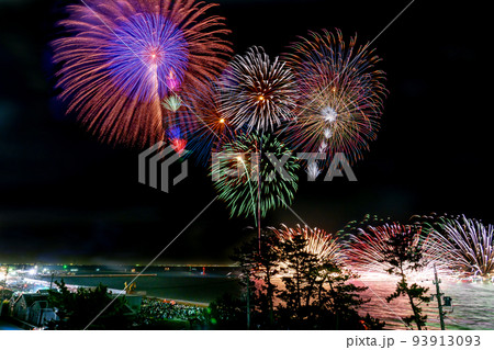 三重県鈴鹿市白子　松林のある海岸で打ち上げられる鈴鹿元気花火　比較明合成 93913093