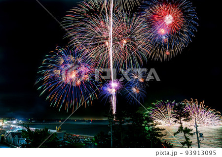 三重県鈴鹿市白子　松林のある海岸で打ち上げられる鈴鹿元気花火　比較明合成 93913095