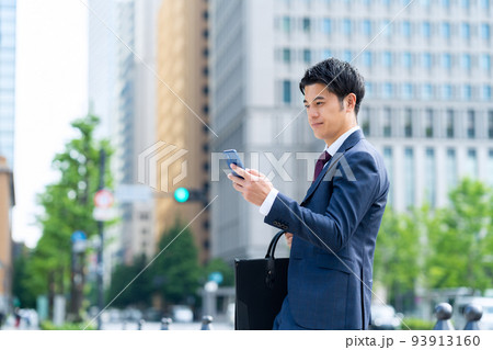 ビジネス　ビジネスマン　スマホ　男性　通勤　営業 93913160