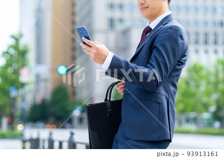 ビジネス　ビジネスマン　スマホ　男性　通勤　営業 93913161