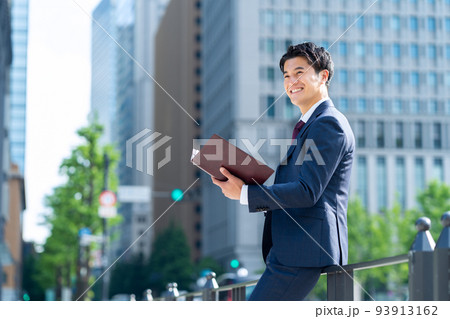 ビジネス　ビジネスマン　男性　通勤　営業 93913162
