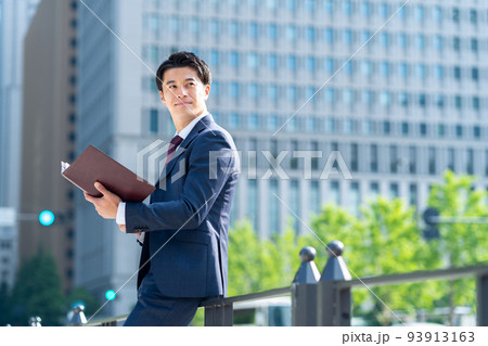 ビジネス　ビジネスマン　男性　通勤　営業 93913163