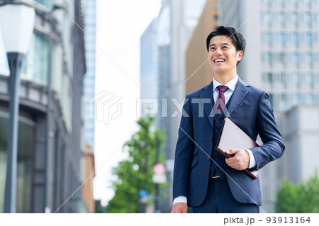 ビジネス　ビジネスマン　男性　通勤　営業 93913164