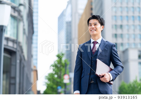 ビジネス　ビジネスマン　男性　通勤　営業 93913165