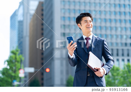 ビジネス　ビジネスマン　スマホ　男性　通勤　営業 93913166
