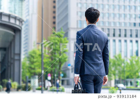 ビジネス　ビジネスマン　男性　通勤　営業 93913184