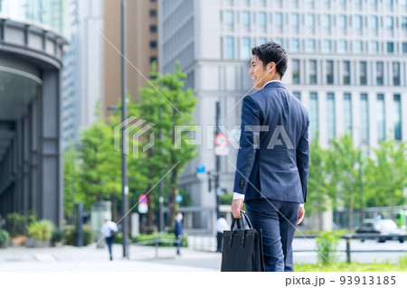 ビジネス ビジネスマン 男性 通勤 営業 ビジネス ビジネスマン 男性 通勤 営業 93913185