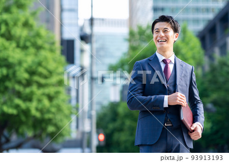 ビジネス　ビジネスマン　男性　通勤　営業 93913193