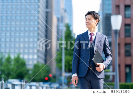 ビジネス ビジネスマン 男性 通勤 営業 ビジネス ビジネスマン 男性 通勤 営業 93913196