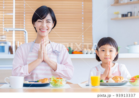 ファミリーイメージ　朝食を食べる家族　 93913337