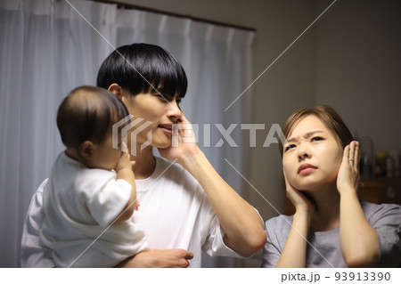 上の階の騒音に悩むカップル 上の階の騒音に悩むカップル 93913390