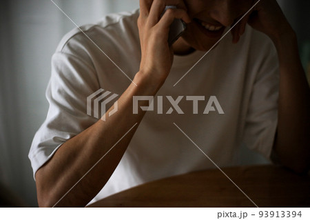 通話する男性 詐欺イメージ 通話する男性 詐欺イメージ 93913394