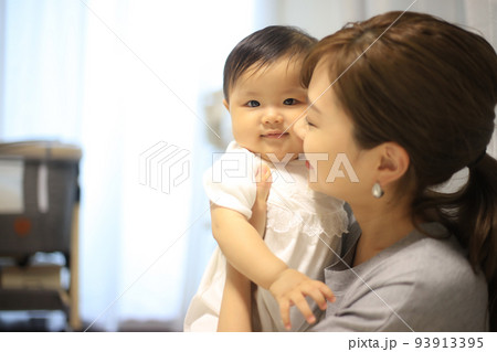 笑顔の親子 93913395