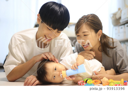 遊ぶ親子 93913396