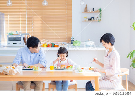 ファミリー 朝食を食べる家族 ファミリー 朝食を食べる家族 93913604
