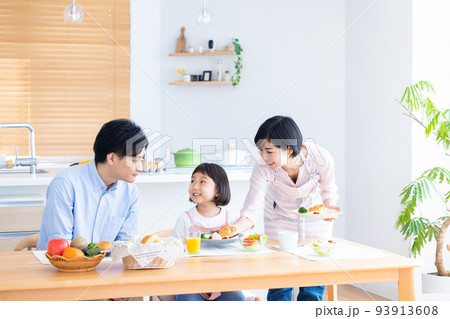 ファミリー　朝食を食べる家族 93913608
