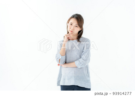 悩む女性 悩む女性 93914277