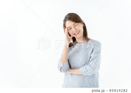 悩む女性 93914282