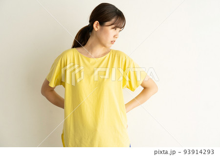 腰を押さえる女性 腰を押さえる女性 93914293