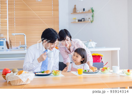 ファミリーイメージ 朝食を食べる家族 ファミリーイメージ 朝食を食べる家族 93914314