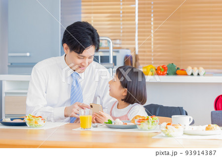 ファミリーイメージ　朝食を食べる家族　 93914387