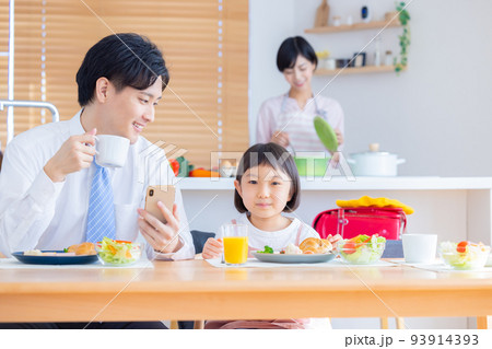 ファミリーイメージ 朝食を食べる家族 ファミリーイメージ 朝食を食べる家族 93914393